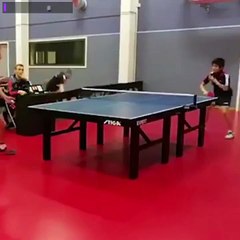 Un pongiste marque un point en étant sous la table !