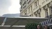 Ce couple profite du balcon d'un hôtel de luxe à Cannes à la vue de tous...