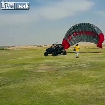 Cette voiture volante va s'encastrer dans un bâtiment au décollage !