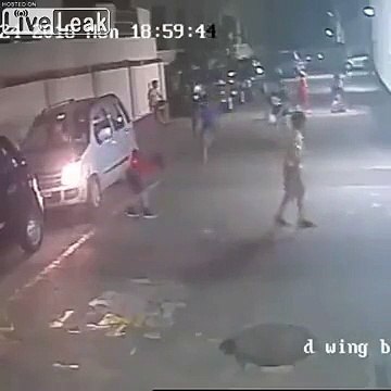 Roulé dessus par une voiture cet enfant part en courant.. miracle !