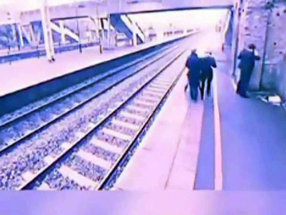 Une femme sauve la vie d'un homme qui voulait se jeter sur les rails