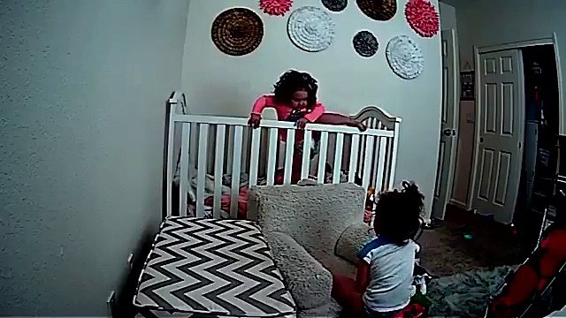 Regardez cette fillette qui vient aider sa petite soeur à s'échapper du landau