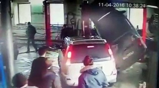 Il tente de sortir sa voiture du garage... et va se rater complètement