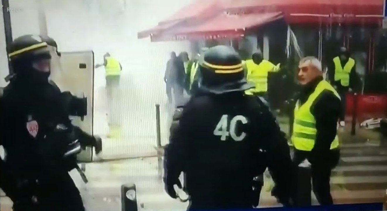 Gilets Jaunes : Plusieurs CRS frappent un retraité qui manifeste
