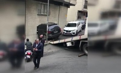 Freni patlayan otomobil yatak odasına daldı