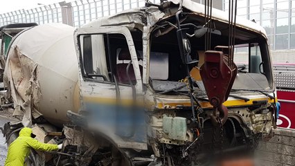 분당 내곡간고속화도로 8중 추돌...1명 사망 / YTN