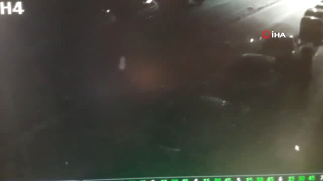 Önce Elektrik Direğini Sonra Refüjü Aştı, 3 Otomobile Çarparak Durabildi...kaza Anı Kamerada