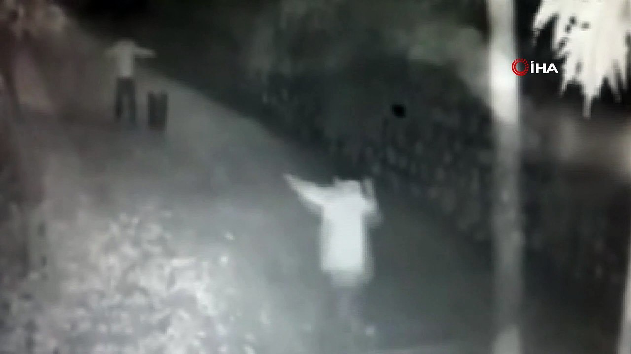 Gençlerin sokakta oynaması kameraya takıldı