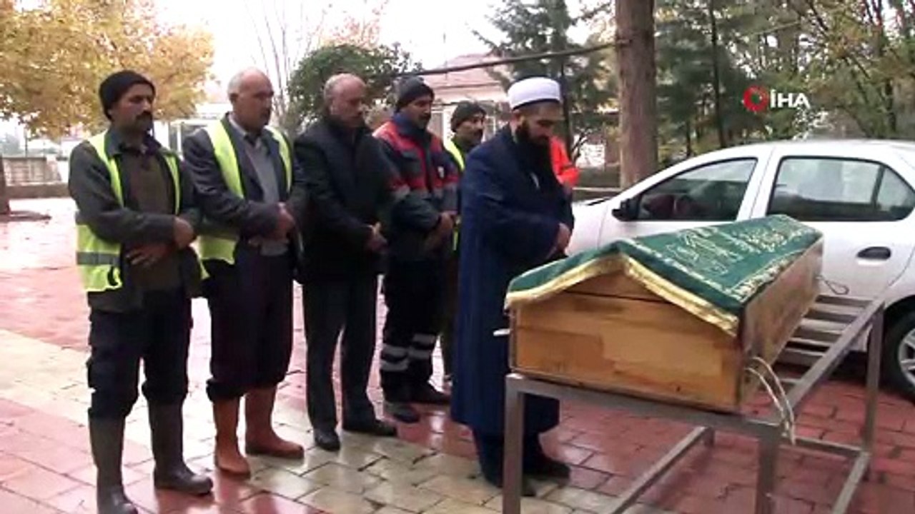- Kazada öldü, kimliği belirlenemedi 6 kişi son yolculuğuna uğurladı- Elazığ'da geçirdiği trafik kazası sonucunda yaşamını yitiren yaşlı bir adam, kimliği tespit edilememesi üzerine belediye görevlileri tarafından kılınan cenaze namaz...