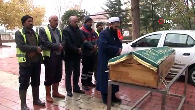 - Kazada öldü, kimliği belirlenemedi 6 kişi son yolculuğuna uğurladı- Elazığ'da geçirdiği trafik kazası sonucunda yaşamını yitiren yaşlı bir adam, kimliği tespit edilememesi üzerine belediye görevlileri tarafından kılınan cenaze namaz...