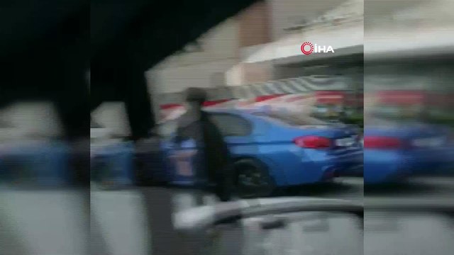 Otobüsün arkasına tutunarak yolculuk yaptı, kendisini görüntüleyen sürücüye 'Bana da yolla' dedi...Tehlikeli yolculuk kamerada