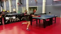 ¡No Intenten Hacerlo en Casa! Espectacular Punto de Tenis de Mesa