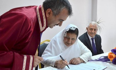 Gelin soru bitmeden 'Evet' deyince salondakileri güldürdü