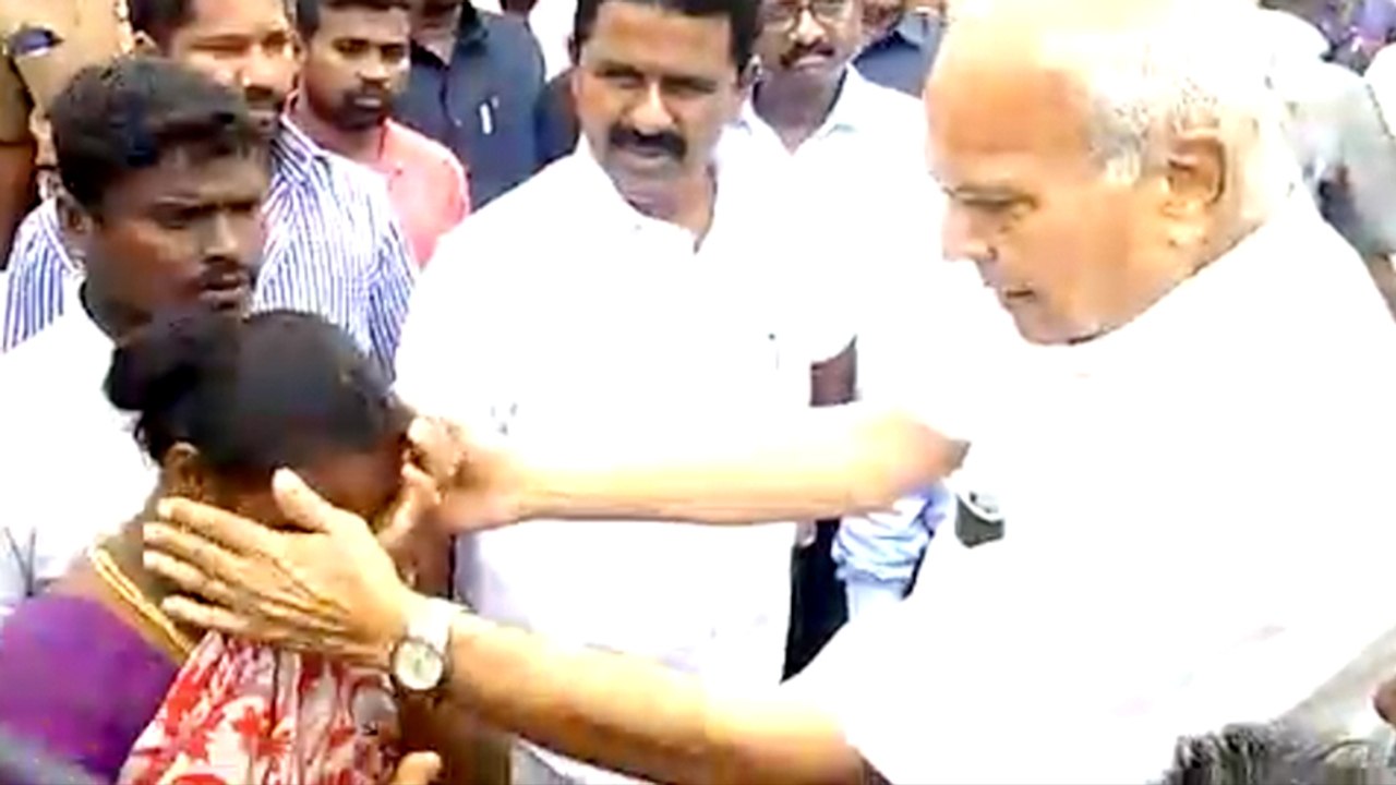 பார்வையிட சென்ற இடத்தில் பெண்ணின் கண்ணீரை துடைத...