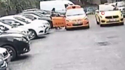 Beyoğlu'nda dolandırmak istediği turistlere tüküren taksici yakalandı