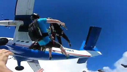 Sauter en parachute à côté d'un arc-en-ciel