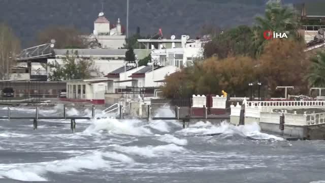 Lodos Nedeniyle Oluşan Dev Dalgalar Sahili Dövüyor