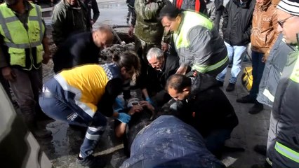 İş makinesinin kazdığı çukura düşen iki işçi yaralandı - KARAMAN