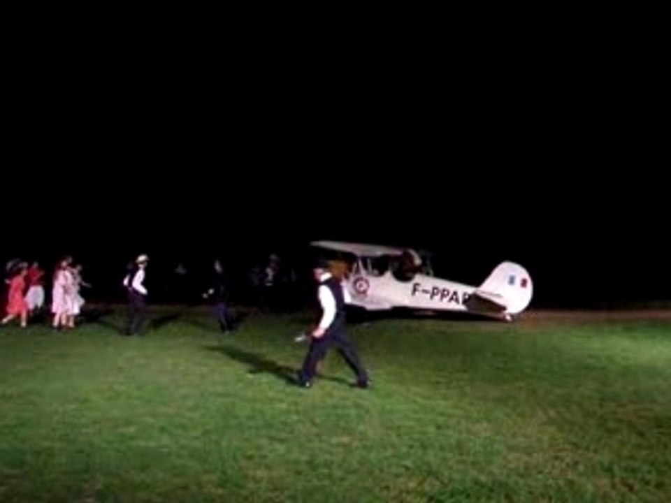 BONNE ANNEE 2008 * MEME DANS LA NUIT UN AVION VOUS SALUT*