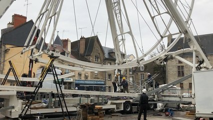 Installation de la grande roue à Alençon
