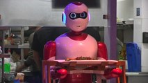 [이브닝] 로봇이 서빙해주는 네팔의 음식점...