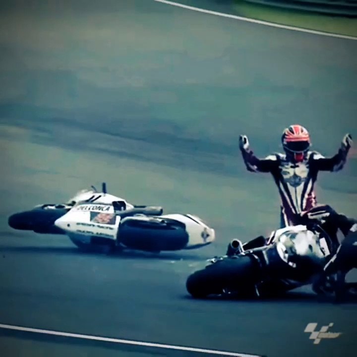 Ce pilote moto chute à 2 reprises au même endroit... Pas de chance