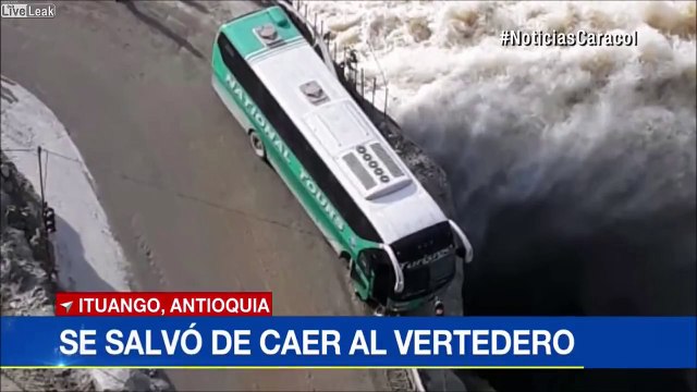 Autobus sta per cadere giù da un dirupo