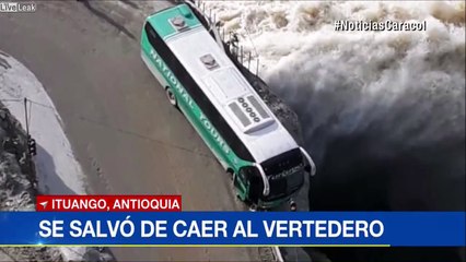 Autobus sta per cadere giù da un dirupo