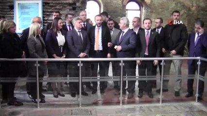 Makedonya Cumhurbaşkanı Çocuklarla Öz Çekim Yaptı, Eşinin Resmini Çiniye Çizip İmzaladı