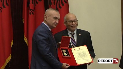 Meta dekoron ish-ambasadorin e Shteteve të Bashkuara të Amerikës në Shqipëri, Aleksandër Arvizu
