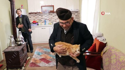 Türkiye'nin gündemine oturmuştu...'Ali Dede' yangında kurtardığı kedileriyle birlikte yeni evinde hayatına devam ediyor