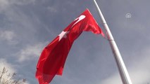 Dev Türk Bayrağı Göndere Çekildi
