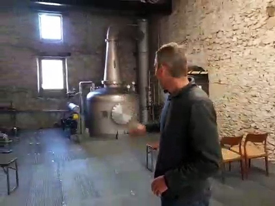 Eric Cordelle, de la Distillerie du Vercors, détaille le processus de fabrication du whisky