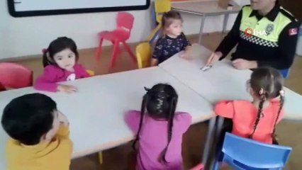 Anaokulundaki minik öğrencilerle trafik polisi arasında güldüren diyalog