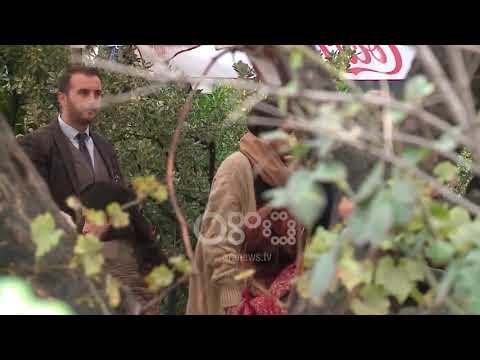 Ora News - Çiljeta dhe zyrtarët e Partizanit presin jashtë gjykatës vendimin për Alban Hoxhën