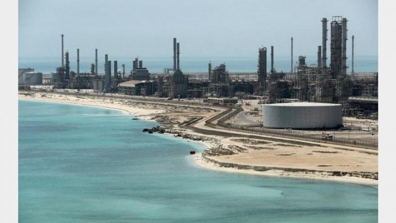 Oil markets cautious after recent battering, eye G20 and OPEC meetings