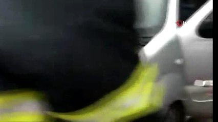 Ekipler Otomobilin Motor Kısmında Mahsur Kalan Köpek İçin Seferber Oldu