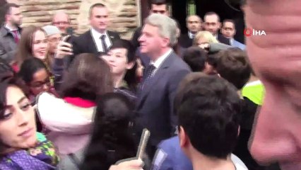 Makedonya Cumhurbaşkanı Çocuklarla Öz Çekim Yaptı, Eşinin Resmini Çiniye Çizip İmzaladı