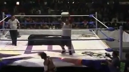 Un catcheur jette une vraie brique sur la tête de son adversaire !