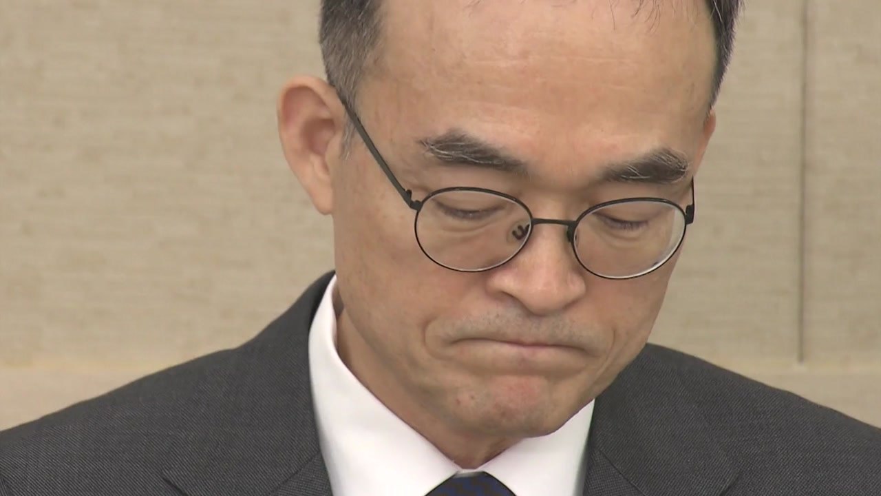 고개 숙인 검찰총장...형제복지원 피해자에 '눈물의 사과' / YTN