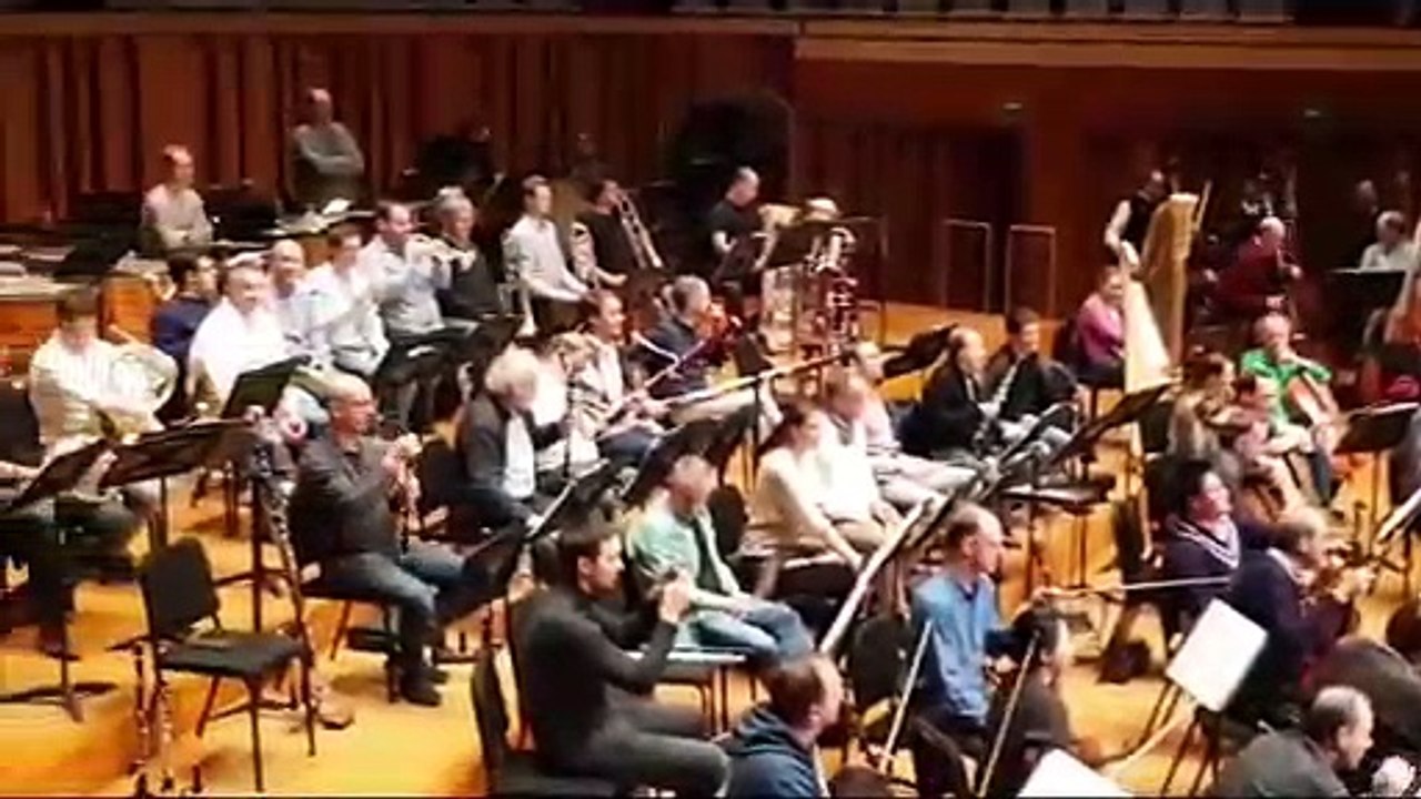 Un orchestre philharmonique souhaite un joyeux anniversaire