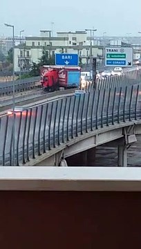Puglia: statale 16 - incidente in direzione Trani, mezzo pesante rischia di precipitare dal viadotto