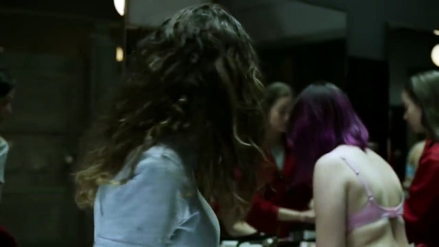 Un beso da comienzo al diabólico juego de Tokio - La Casa de Papel