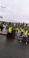 Deux Gilets Jaunes montrent leurs fesses (Pontchâteau)