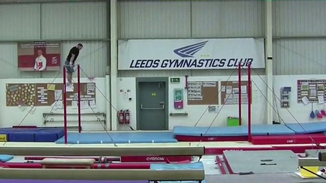 Le plus long backflip entre 2 barres fixes