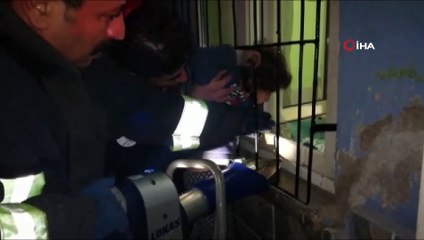 Kafası parmaklıklara sıkışan çocuğu itfaiye kurtardı