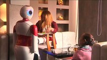 Camareros robot en un restaurante de Nepal