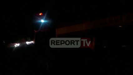 Banorët e Unazës së Re bllokojnë rrugën, dhjetra makina dëmtohen nga kalimi në trafik-ndarëse