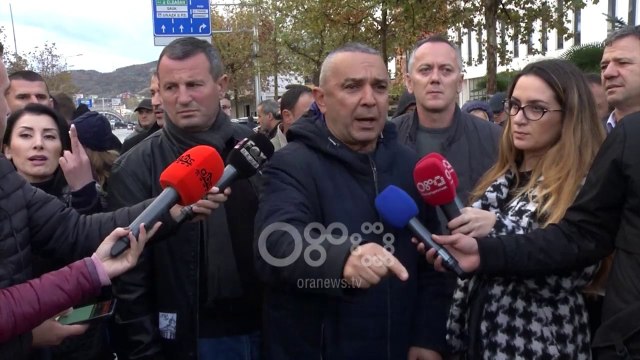 Ora News - Banorët e Astirit kundërshtojnë heqjen e ndriçimit, përplasen me policinë