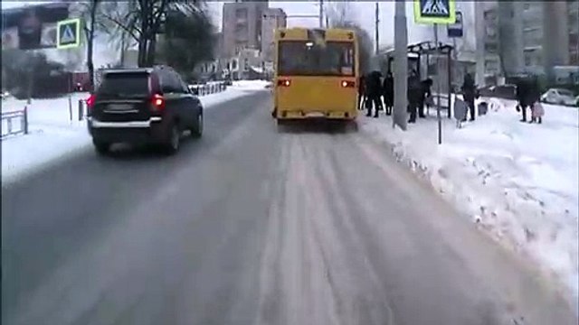 Ce jeune va etre sauvé par sa chute au moment de traverser... Bon karma